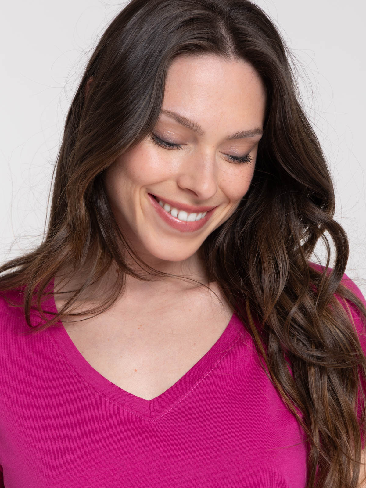 Tee-shirt col V fushia femme