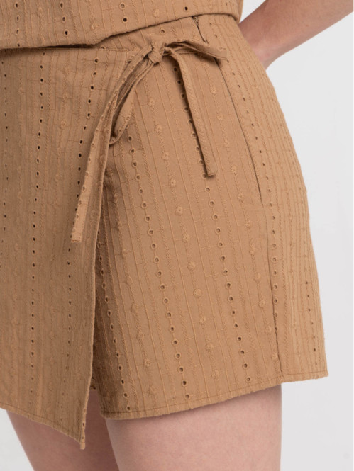 Jupe short nouée sur le...