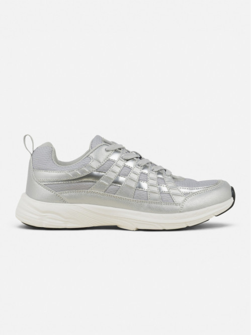 Baskets de sport grises...