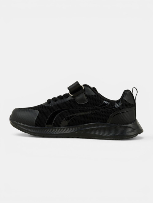 Baskets de sport noires...
