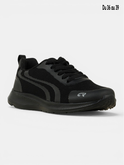 Baskets de sport noires...