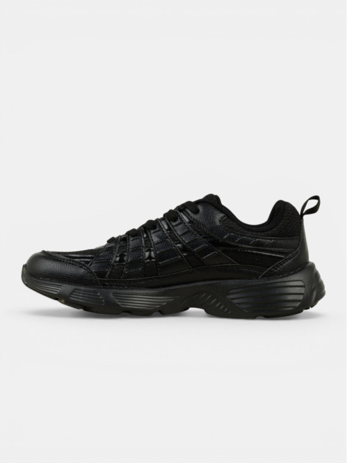 Baskets de sport noires...