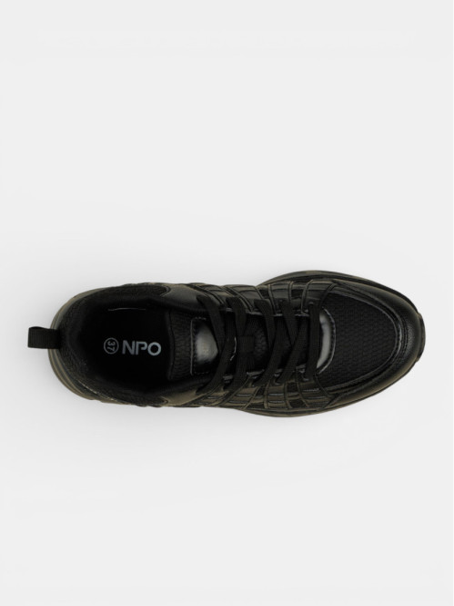 Baskets de sport noires...