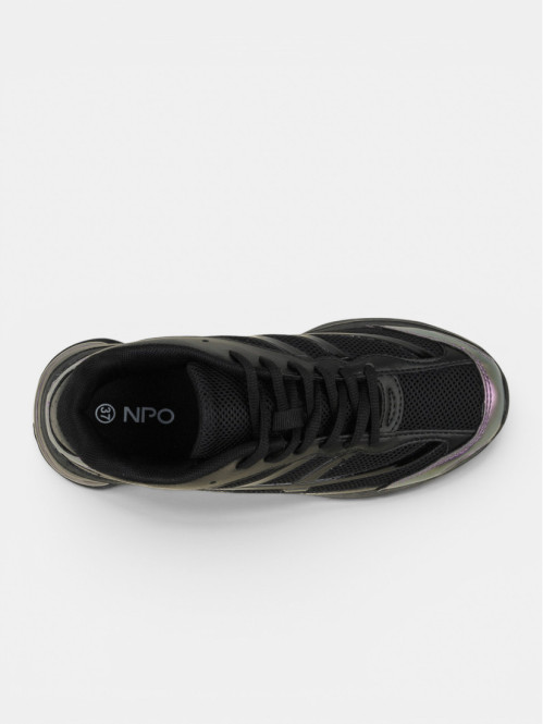 Baskets de sport noires...