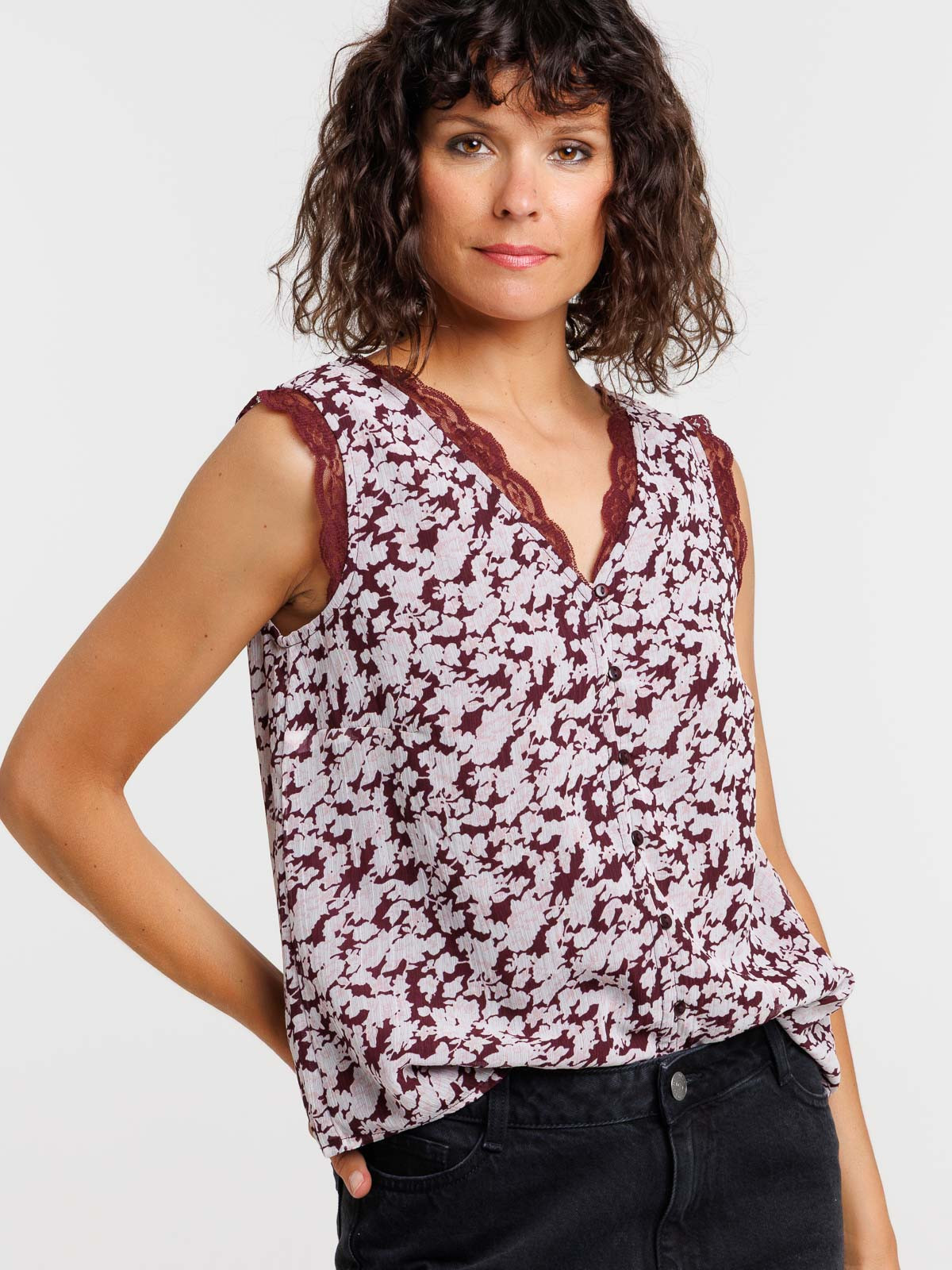 Top fleuri col V dentelle femme Top fleuri col V dentelle femme