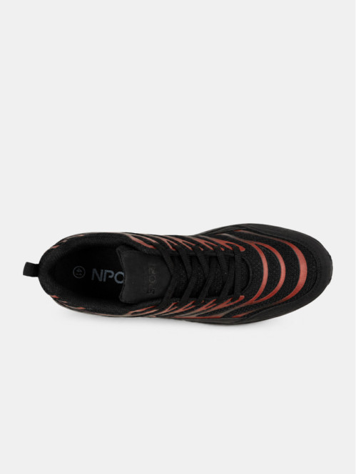 Baskets de sport rouges...