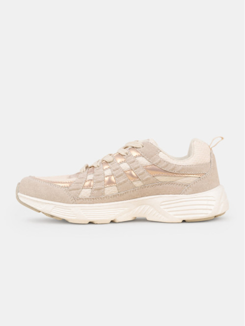 Baskets de sport marrons...