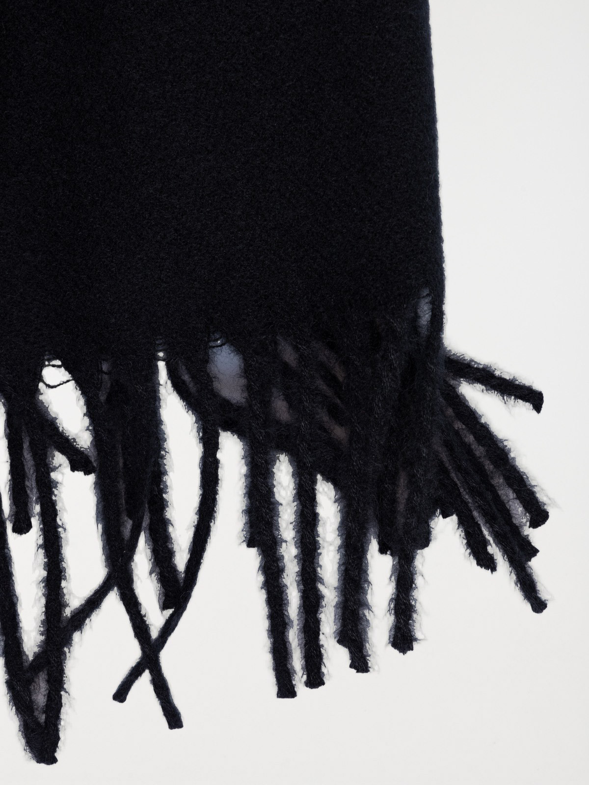 Echarpe noire franges homme Echarpe noire franges homme