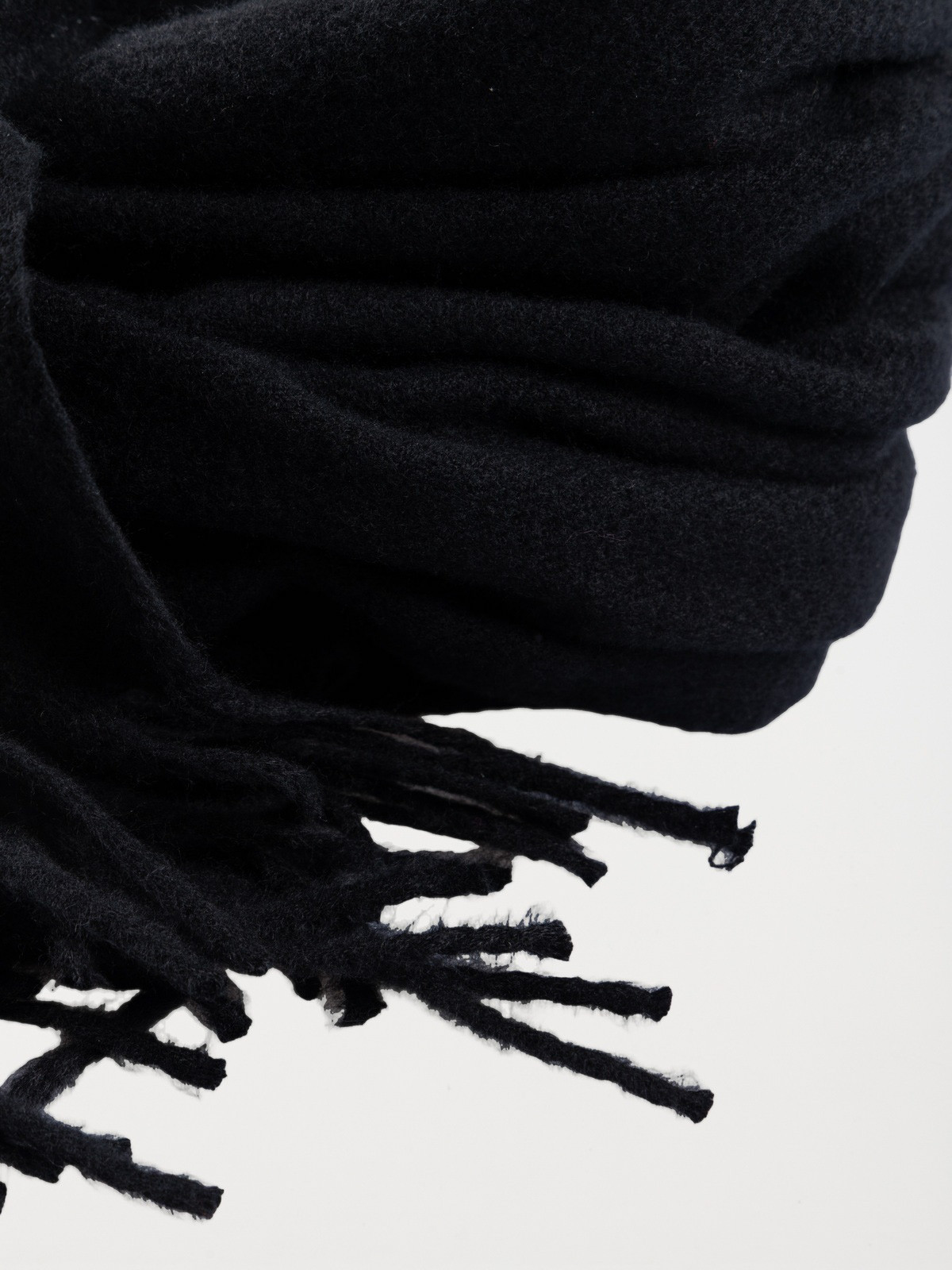 Echarpe noire franges homme Echarpe noire franges homme